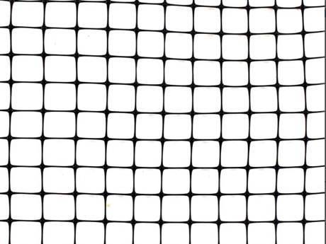 Black pond netting made of extruded polypropylene, mesh opening 10 mm × 10 mm.